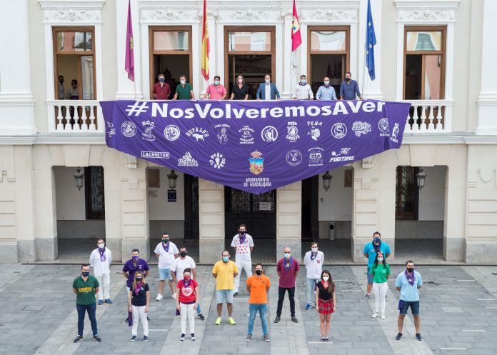 Políticos y peñistas, justos en las 