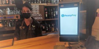 El sistema de pago PeasyPay, instalado ya en un bar de Guadalajara. (Foto: La Crónic@)