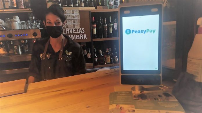 El sistema de pago PeasyPay, instalado ya en un bar de Guadalajara. (Foto: La Crónic@)