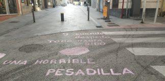 El virus no afloja en la ciudad de Guadalajara, aunque sí en algunos pueblos Frase pintada sobre la calle Miguel Fluiters, coincidiendo con el Maratón de los Cuentos de 2020. (Foto: La Crónic@)