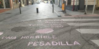 Frase pintada sobre la calle Miguel Fluiters, coincidiendo con el Maratón de los Cuentos de 2020. (Foto: La Crónic@)