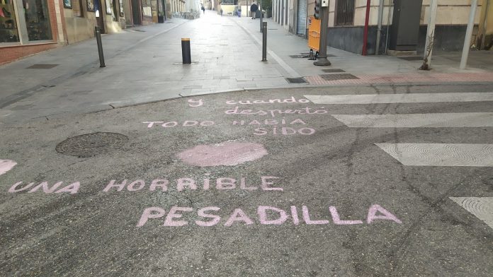 Frase pintada sobre la calle Miguel Fluiters, coincidiendo con el Maratón de los Cuentos de 2020. (Foto: La Crónic@)