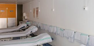En la pared, las nuevas tomas de gases medicinales instaladas en las sala de Rehabilitación del Hospital de Guadalajara.