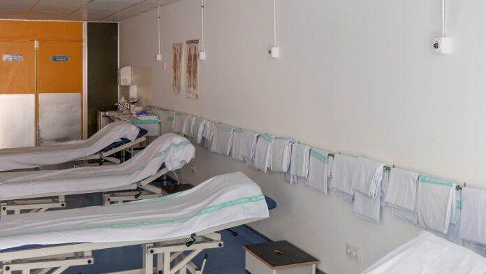 En la pared, las nuevas tomas de gases medicinales instaladas en las sala de Rehabilitación del Hospital de Guadalajara.
