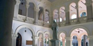 Vestíbulo del colegio de las Adoratrices, en Guadalajara.