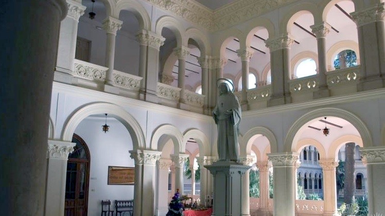 Vestíbulo del colegio de las Adoratrices, en Guadalajara.