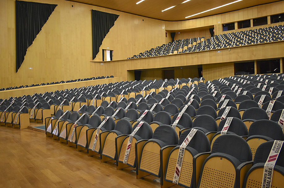 Patio de butacas del Teatro Buero Vallejo con el aforo limitado por el COVID.