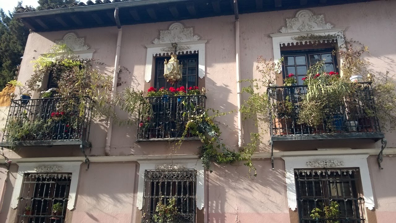 Fachada de la casa de Carlos Santiesteban a los pocos días de la muerte del pintor, en 2015.