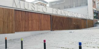Bolardos coloreados ante el Museo Sobrino de Guadalajara. (Foto: La Crónic@)