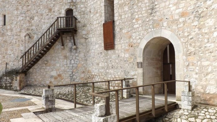 Acceso al castillo de Torija, muy visitado en los últimos días. (Foto: La Crónic@)