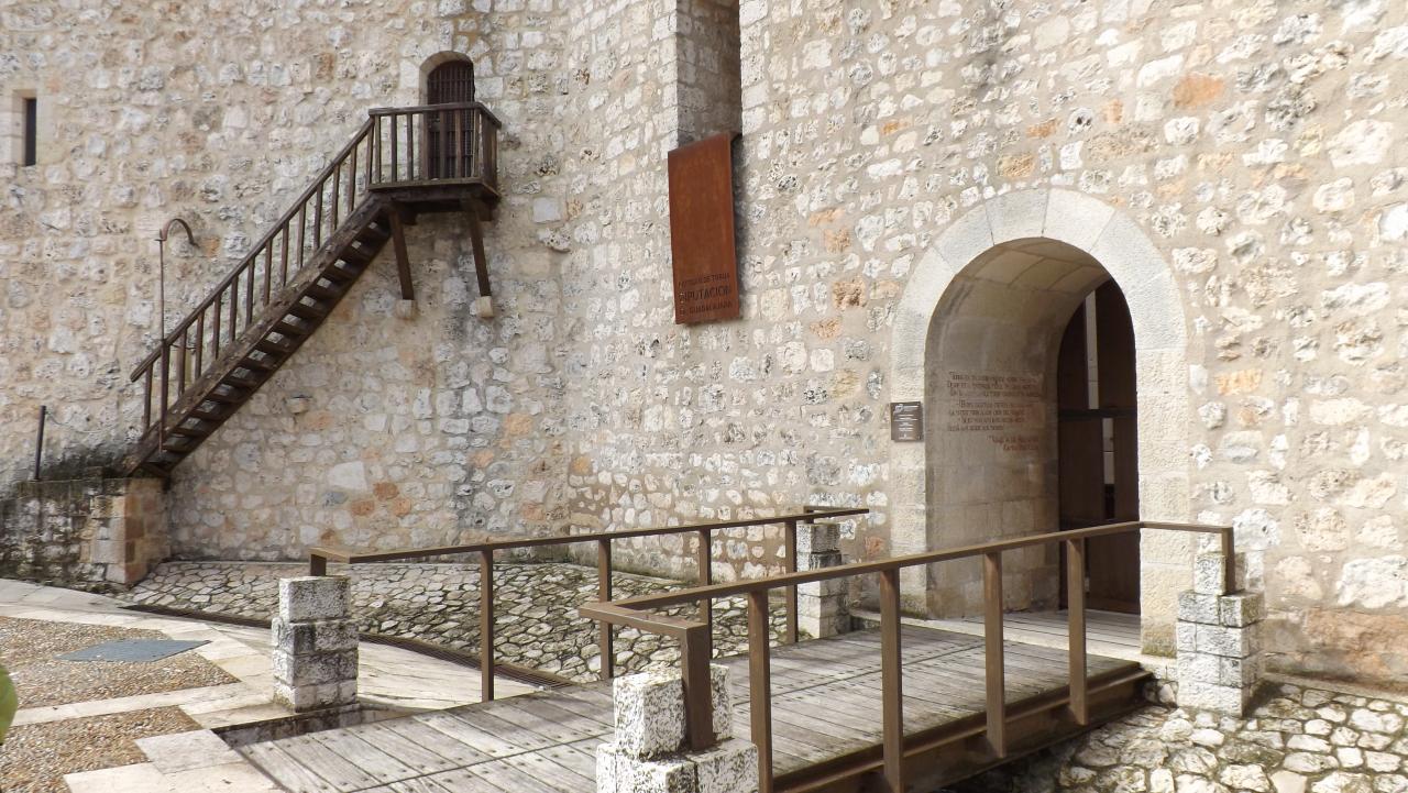 Puerta de entrada al castillo de Torija. (Foto: La Crónic@)