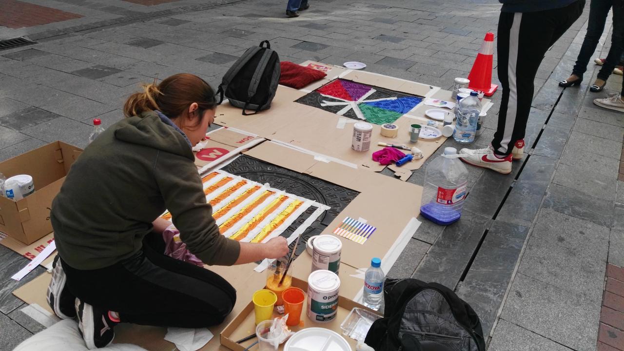 Haciendo arte con una alcantarilla de la Calle Mayor, en mayo de 2018. (Foto: La Crónic@)