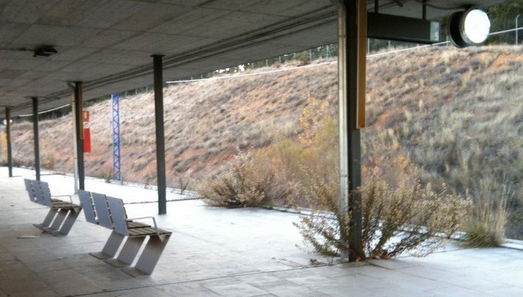 El fantasmagórico anden 5 de la estación de Guadalajara-Yebes se construyó específicamente para las lanzaderas y por eso tiene matojos en vez de usuarios desde el comienzo. (Foto: La Crónic@)