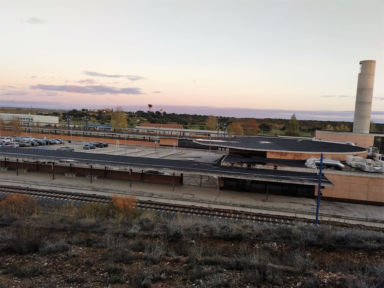 Apeadero de las lanzaderas que nunca han llegado a la estación del AVE Guadalajara-Yebes. (Foto: La Crónic@)