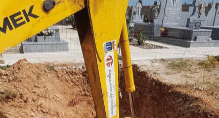 Trabajos para nuevas sepulturas en el cementerio de Azuqueca, en octubre de 2020.