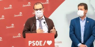 Bellido ha comparecido junto con Pérez Torrecilla, en la sede del PSOE.