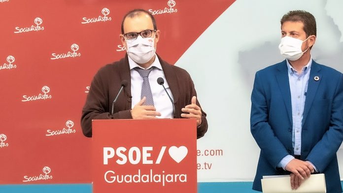 Bellido ha comparecido junto con Pérez Torrecilla, en la sede del PSOE.