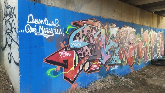 Graffiti reciente en Cabanillas del Campo, bajo la N-320. (Foto: La Crónic@)