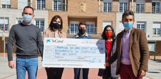 La Caixa ha entregado un cheque al Ayuntamiento de Cabanillas.