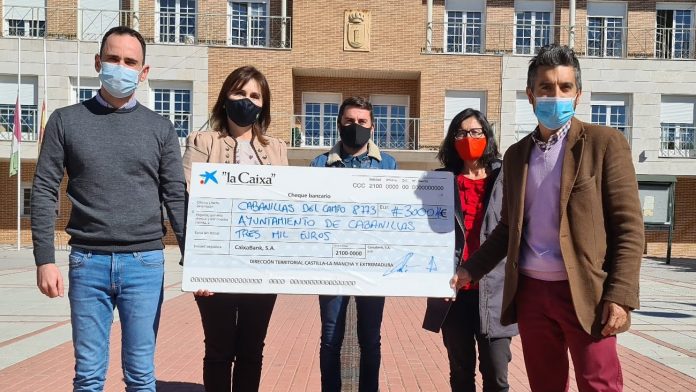 La Caixa ha entregado un cheque al Ayuntamiento de Cabanillas.