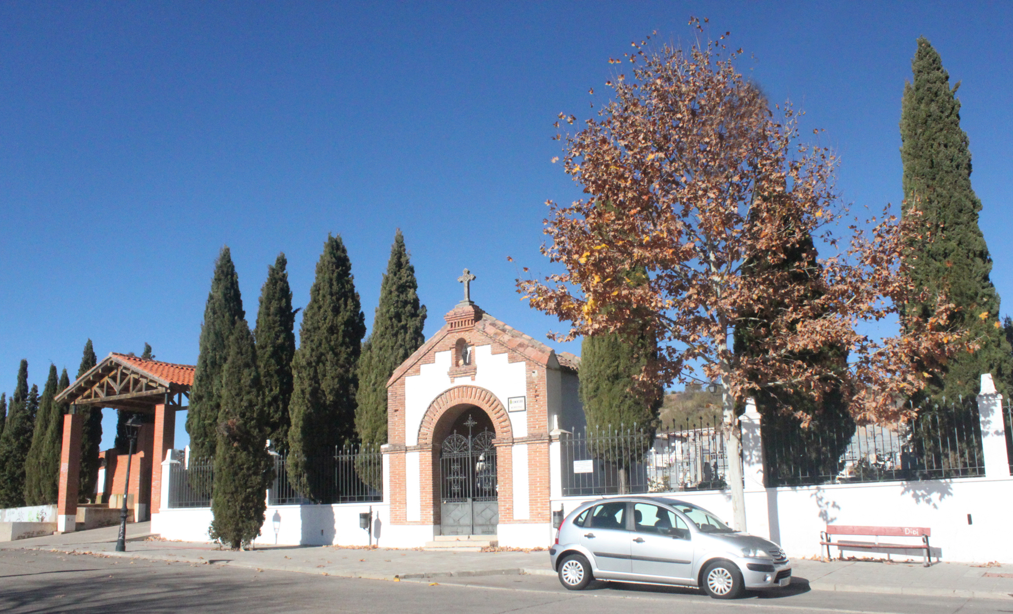 Acceso al cementerio de Cabanillas del Campo.