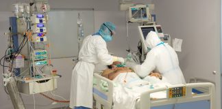 Atención a un paciente de coronavirus en una UCI.