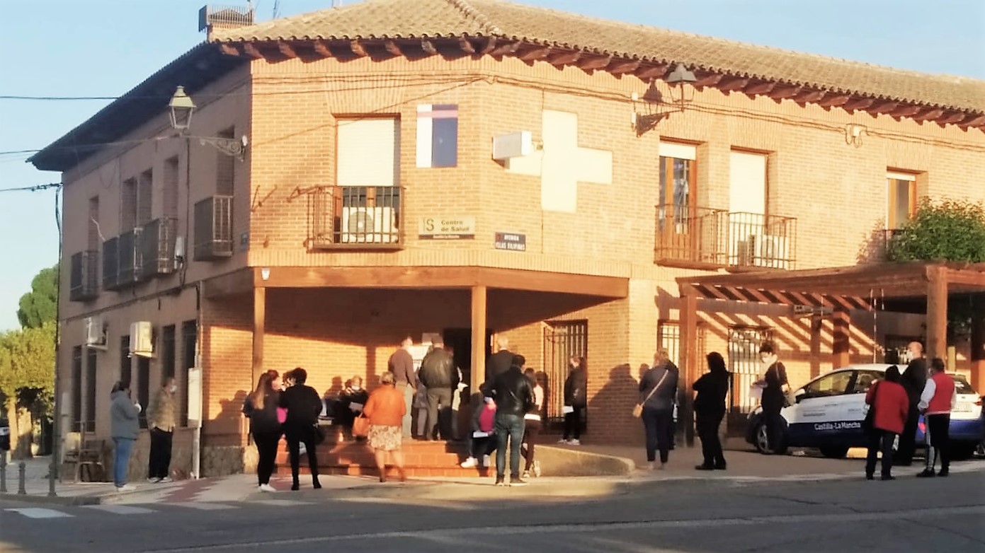 Pacientes esperando en el exterior del centro de salud de Yunquera de Henares.