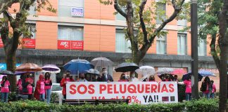Concentración de propietarios de peluquerías en Guadalajara, solicitando la rebaja del IVA.