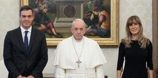 El papa Francisco, entre Pedro Sánchez y la esposa de este.