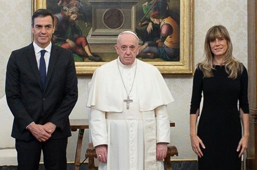 El papa Francisco, entre Pedro Sánchez y la esposa de este.