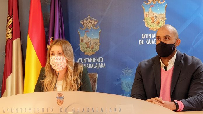 Los concejales del PP en el Ayuntamiento de Guadalajara Itziar Asenjo y Armengol Engonga.
