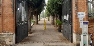 Acceso al cementerio de Guadalajara por la calle Dos de Mayo para las visitas de Todos los Santos en 2020.