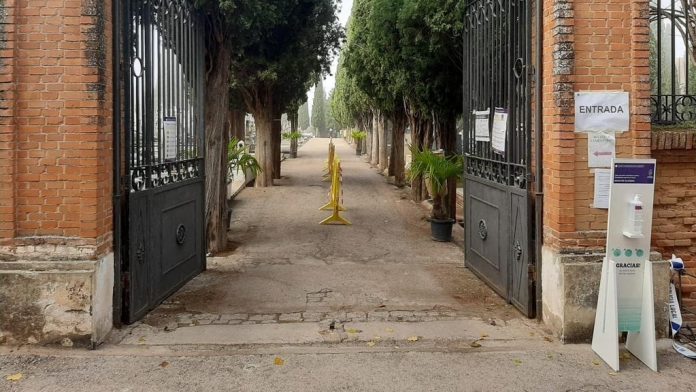 Acceso al cementerio de Guadalajara por la calle Dos de Mayo para las visitas de Todos los Santos en 2020.