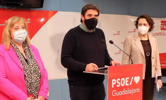 Serrano, Esteban y Valerio en la rueda de prensa del PSOE de Guadalajara.