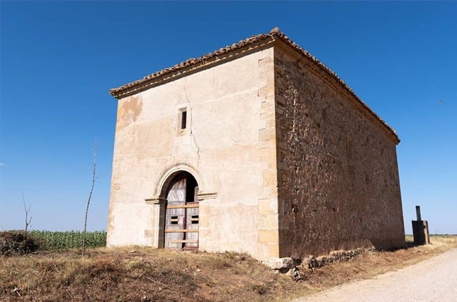Exterior de la ermita de la Soledad de Campillo de Dueñas.