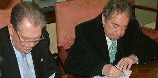 Guarinos se fija en Bris como modelo de alcalde Bris y Santiesteban firman el convenio sobre la casa del pintor, en 2003.