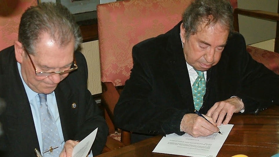 Bris y Santiesteban firman el convenio sobre la casa del pintor, en 2003.