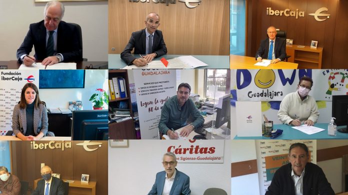 Firma de los convenios entre asociaciones de Guadalajara y Fundación Ibercaja.