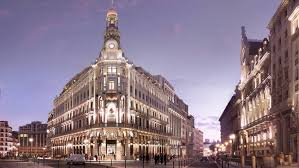 Edificio rehabilitado en Madrid, que incluye el hotel de lujo Four Seasons.