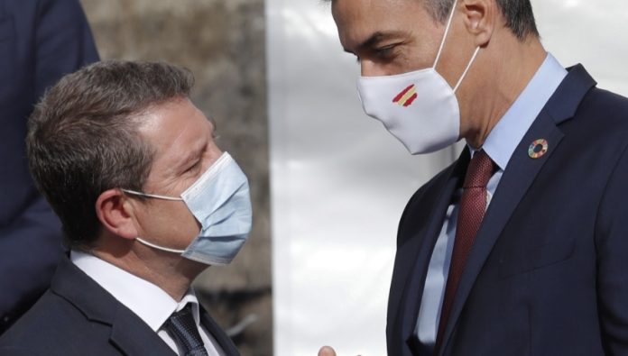 García-Page y Pedro Sánchez han coincidido en La Toja.