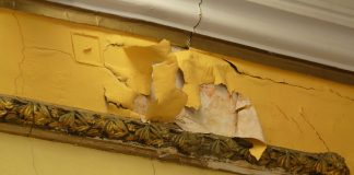 Grietas y goteras en el salón de plenos de Guadalajara, en 2020. (Foto: La Crónic@)