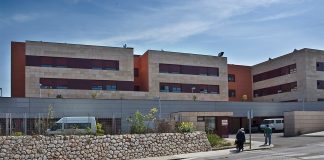 Acceso principal del IEN de Guadalajara.