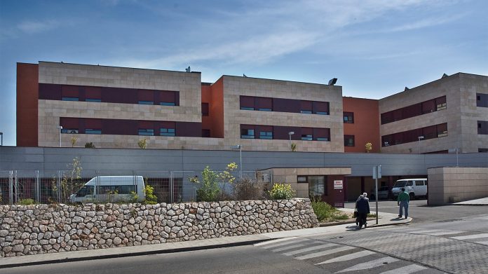 Acceso principal del IEN de Guadalajara.