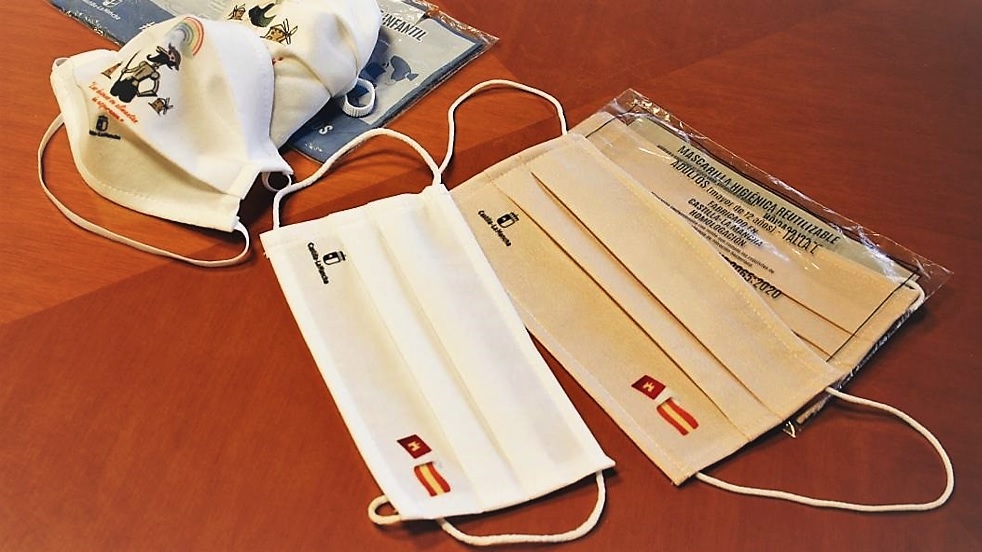 Las nuevas mascarillas de la Junta vienen con banderas para los adultos y Don Quijote y Dulcinea para los más pequeños.