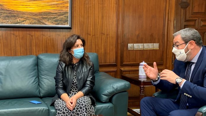 Nieves González y Eusebio Robles, en la Delegación de la Junta.