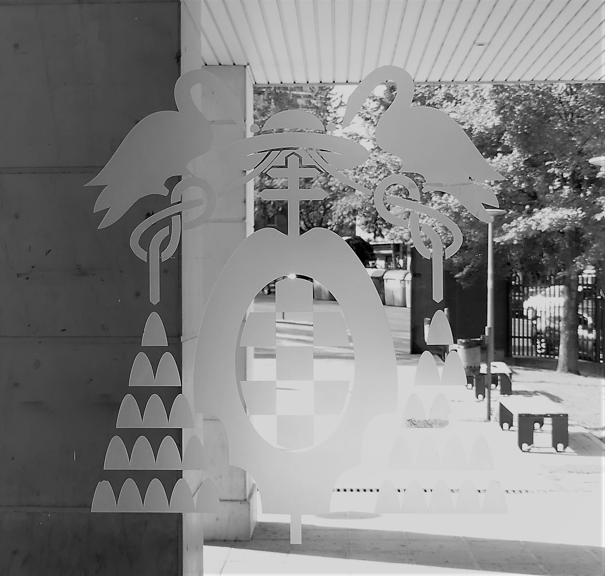 Cristalera de acceso al actual Edificio Multidepartamental del campus de Guadalajara. (Foto: La Crónic@)