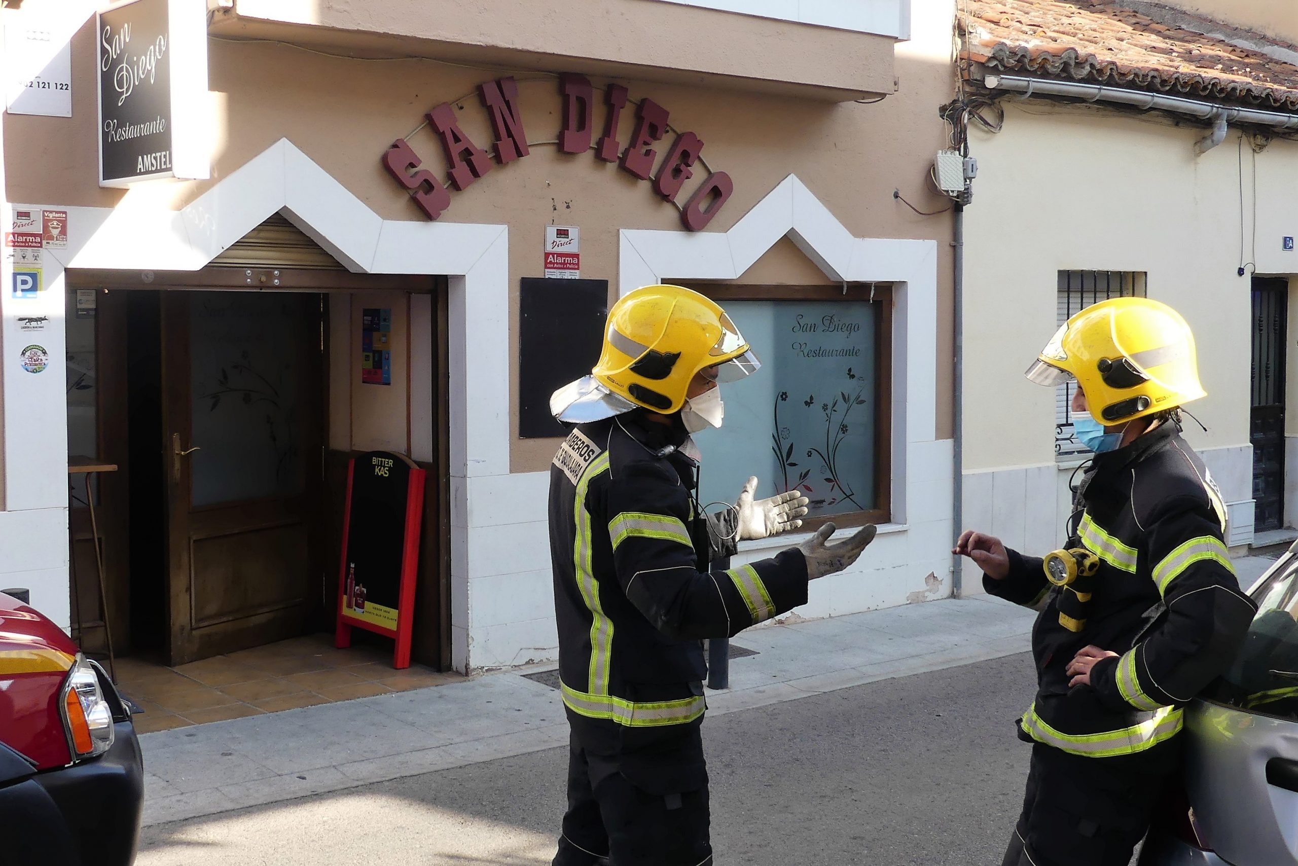 Bomberos tras atajar un pequeño incendio en la calle del Rosal el 10 de octubre de 2020. (Foto: La Crónic@)