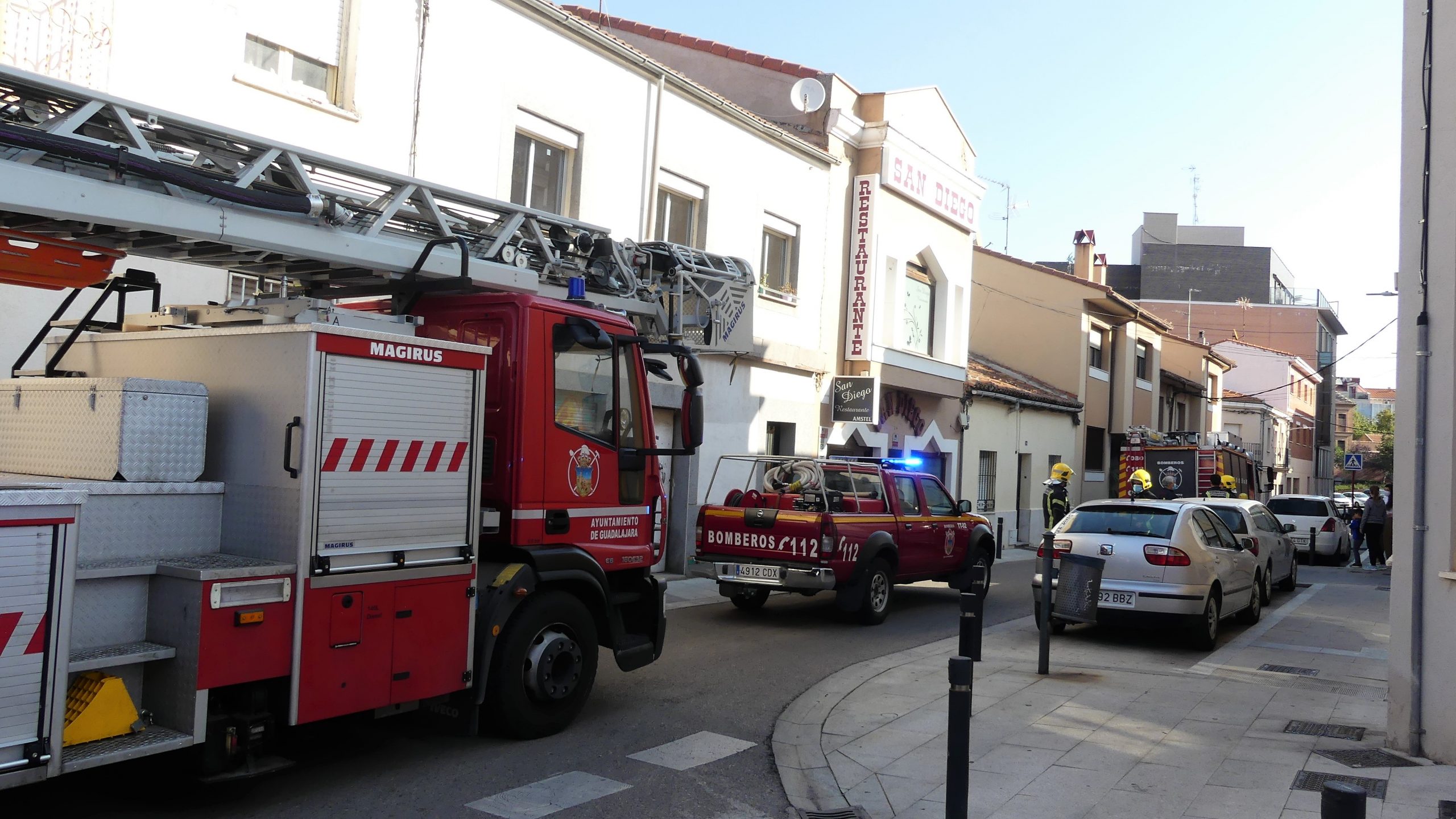Vehículos de bomberos en la calle del Rosal. (Foto: La Crónic@)