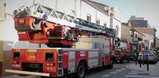 Bomberos atendiendo un siniestro en la calle del Rosal, el 10 de octubre de 2020. (Foto: La Crónic@)