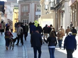 Viandantes en la Calle Mayor de Guadalajara en octubre de 2020. (Foto: La Crónic@)